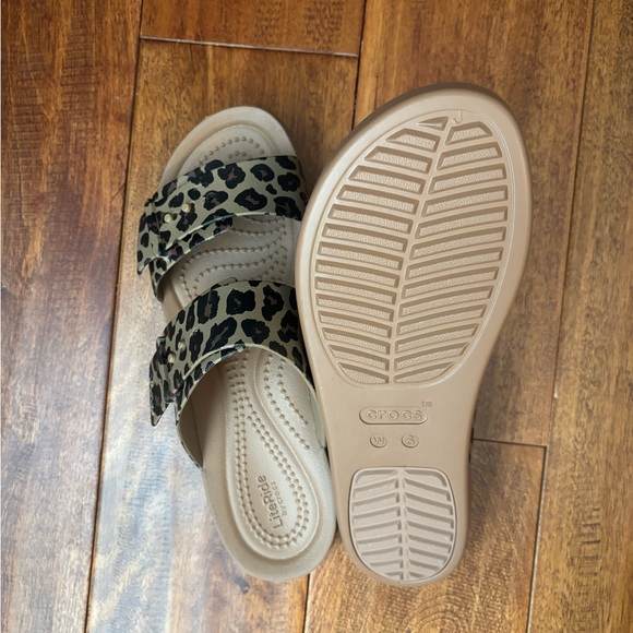 CROCS Brooklyn Low Leopard Print Dual Strap Sandals in Tan and Black NWOT 6 - Picture 6 of 7